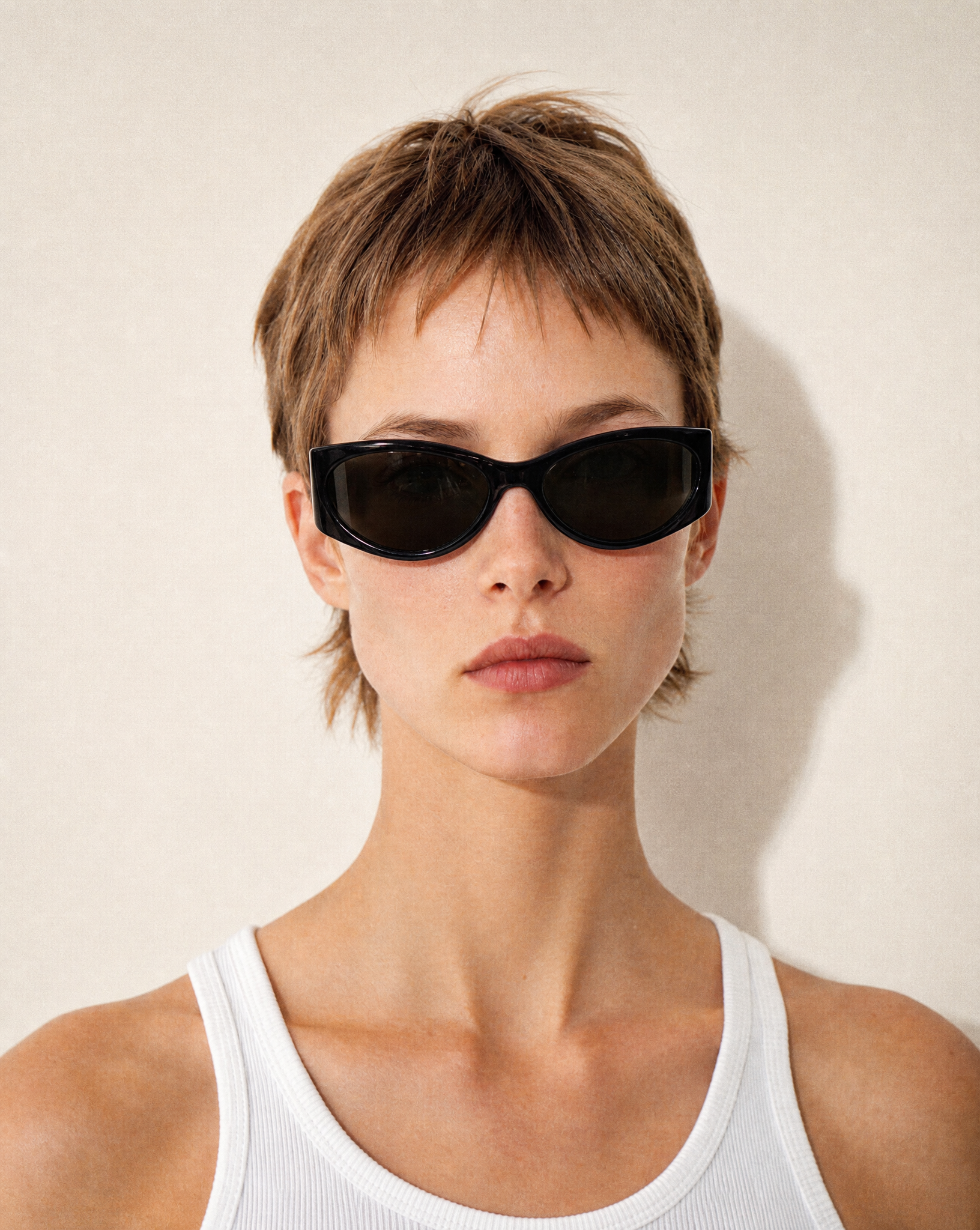 2000s vintage Gucci sunglasses with crystal-embellished G logo, available at Mezzanotte Madrid.