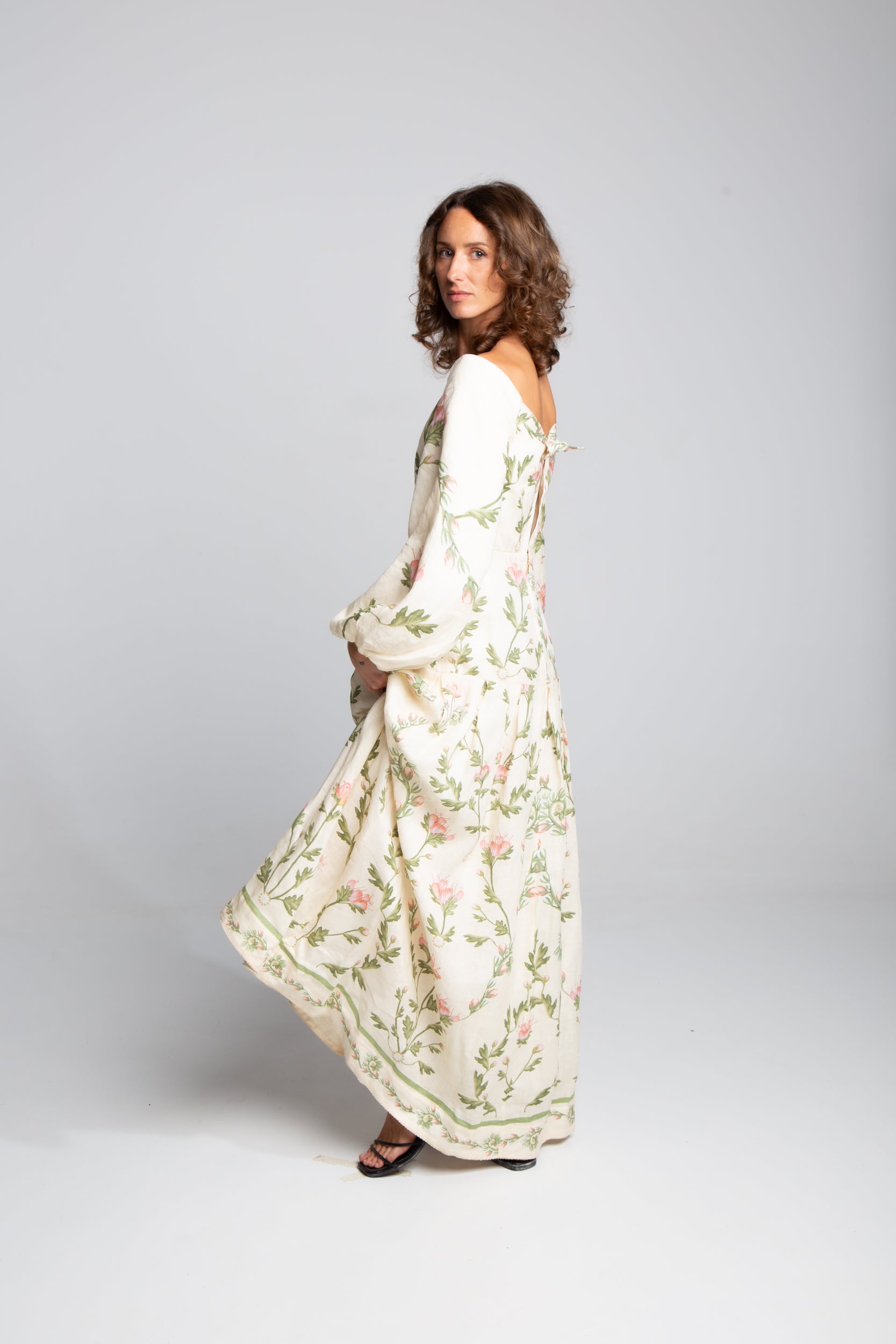 Geblümtes Leinen-Midikleid