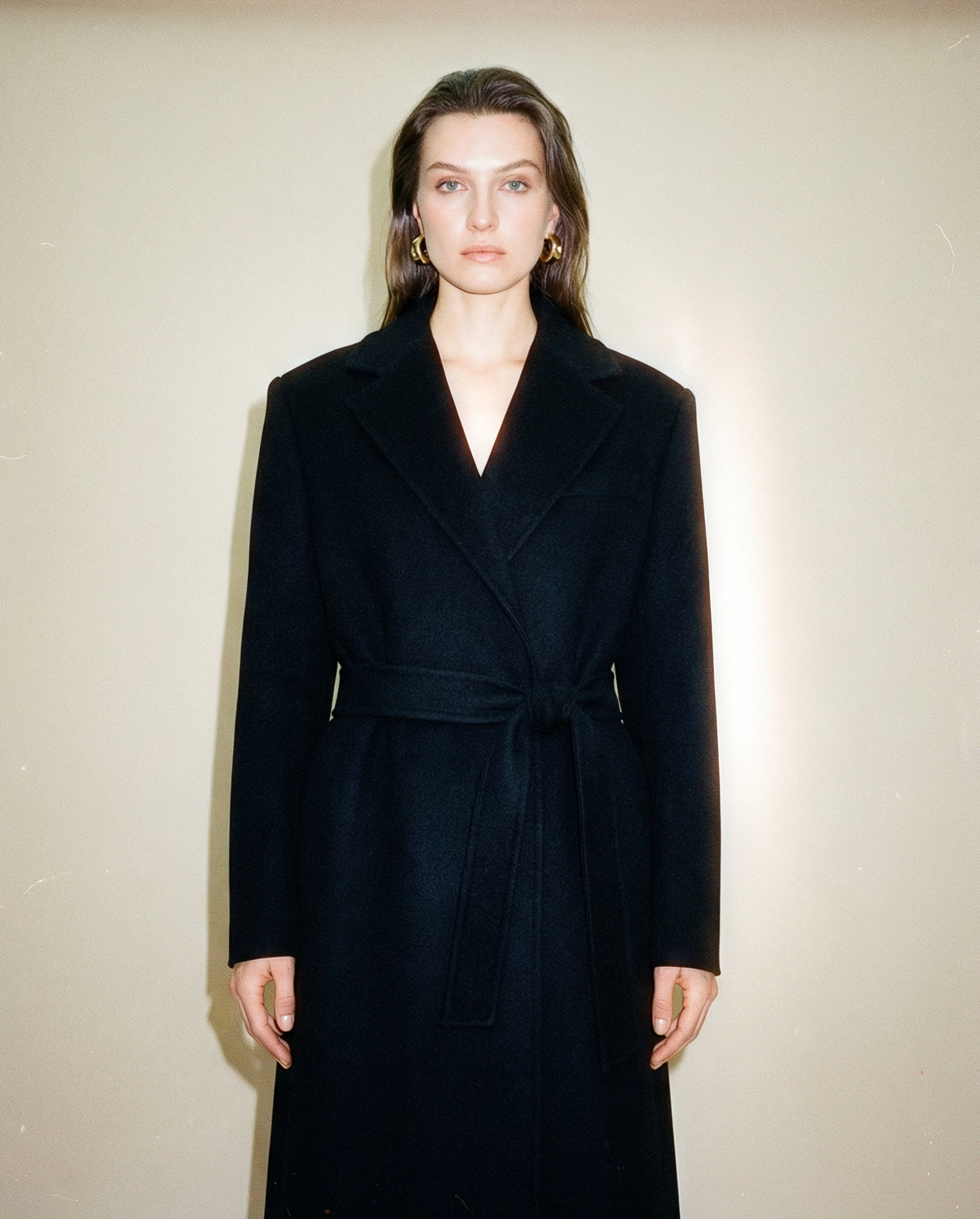 Abrigo cruzado de lana con cinturón