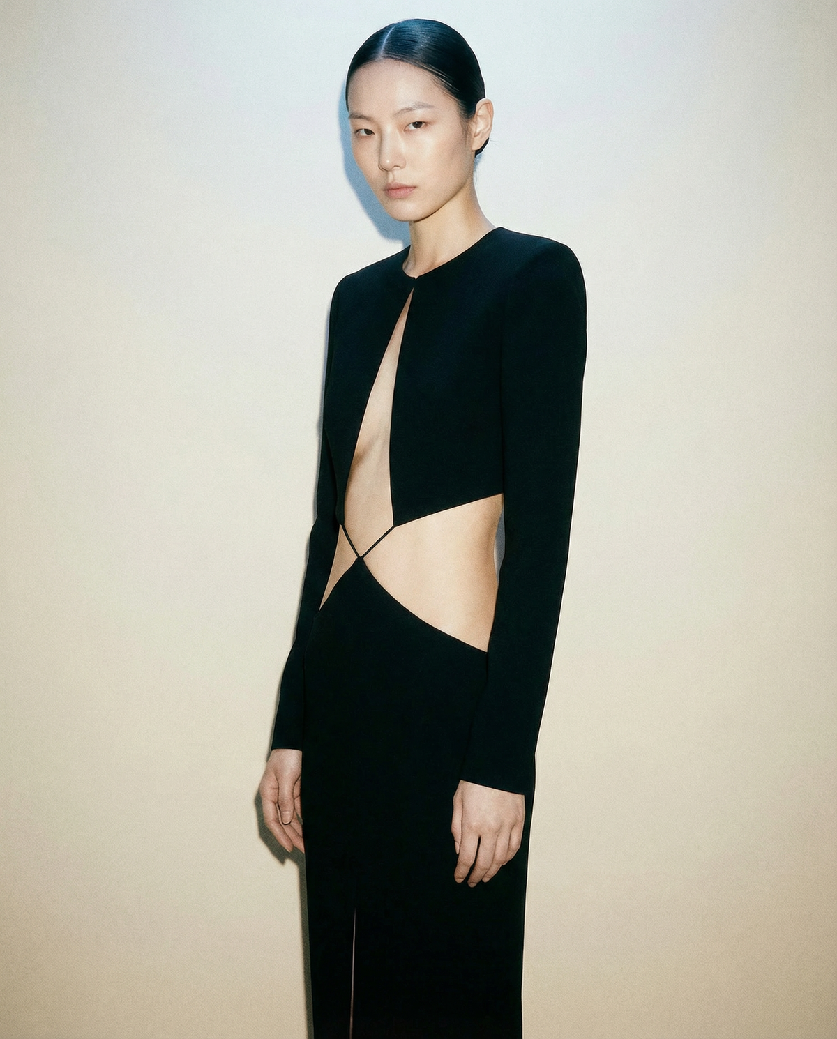 Monot black cut-out gown with long sleeves and column silhouette Mezzanotte Madrid
