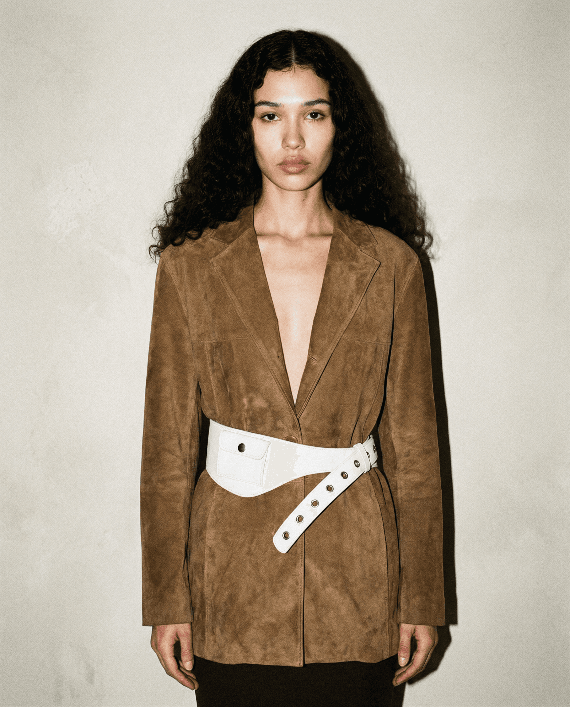 Gimaguas Rino belt in white calf leather with asymmetrical shape and utility pockets Mezzanotte Madrid