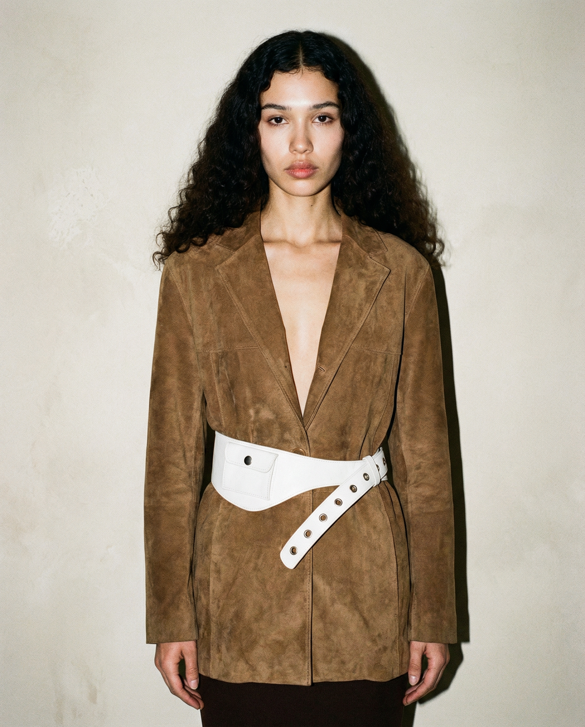 Gimaguas Rino belt in white calf leather with asymmetrical shape and utility pockets Mezzanotte Madrid
