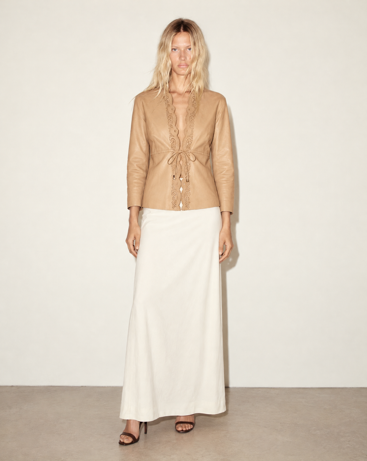 Early 2000s Gucci by Tom Ford leather jacket in nude camel beige, available from Mezzanotte Vintage. Shop archival designer fashion to buy or enquire about renting this piece in Madrid and across Europe.