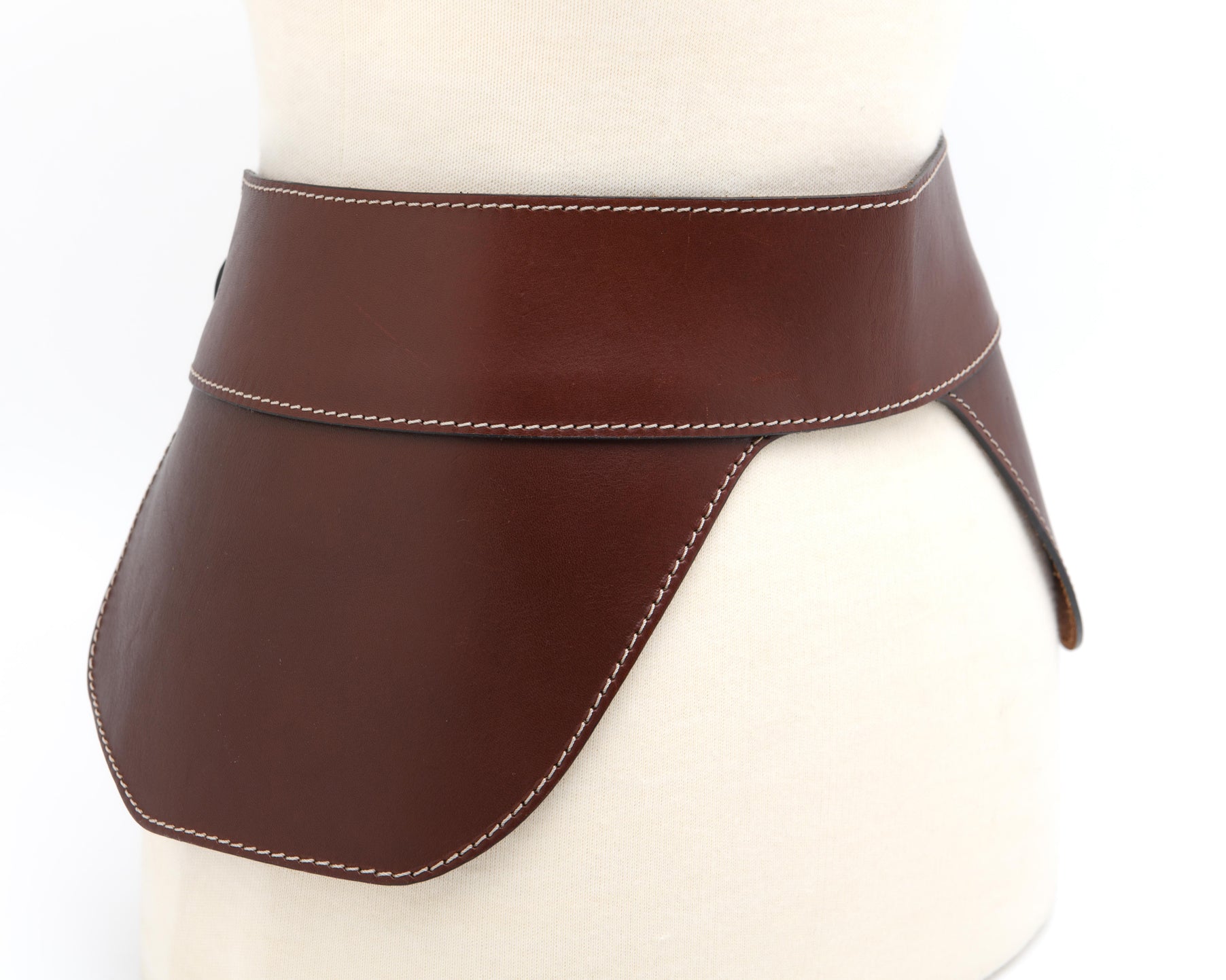 Uterqüe vintage leather waist belt with architectural panels and fitted corset design | curated vintage accessories Mezzanotte Madrid