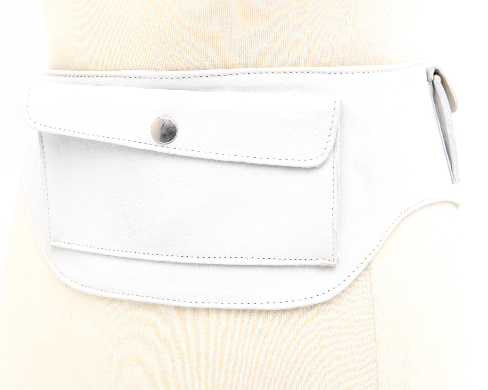 White calf leather belt with sculptural shape and functional pockets Rino belt Mezzanotte Madrid