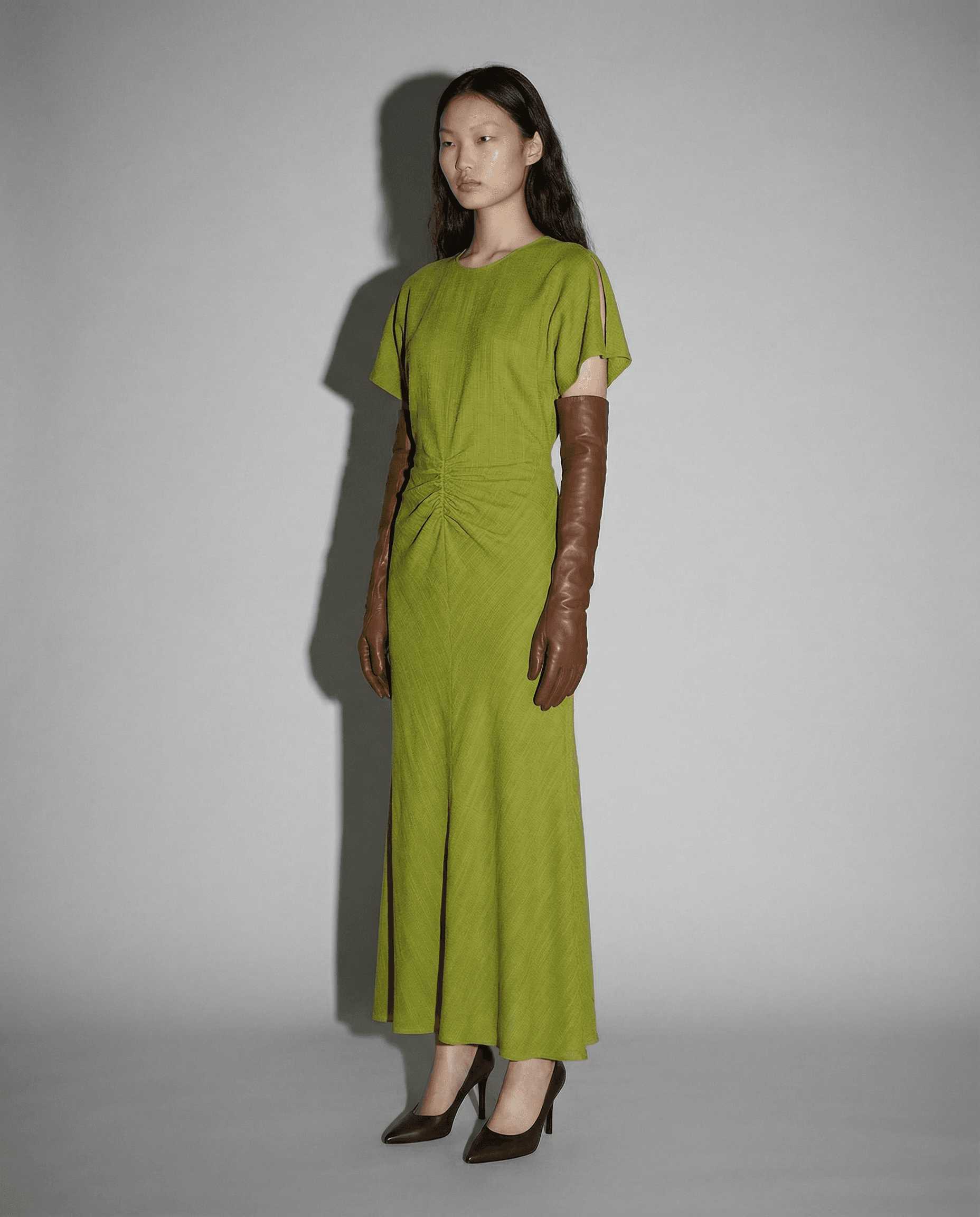 Vestido midi verde con detalle de volantes look invitada boda Madrid