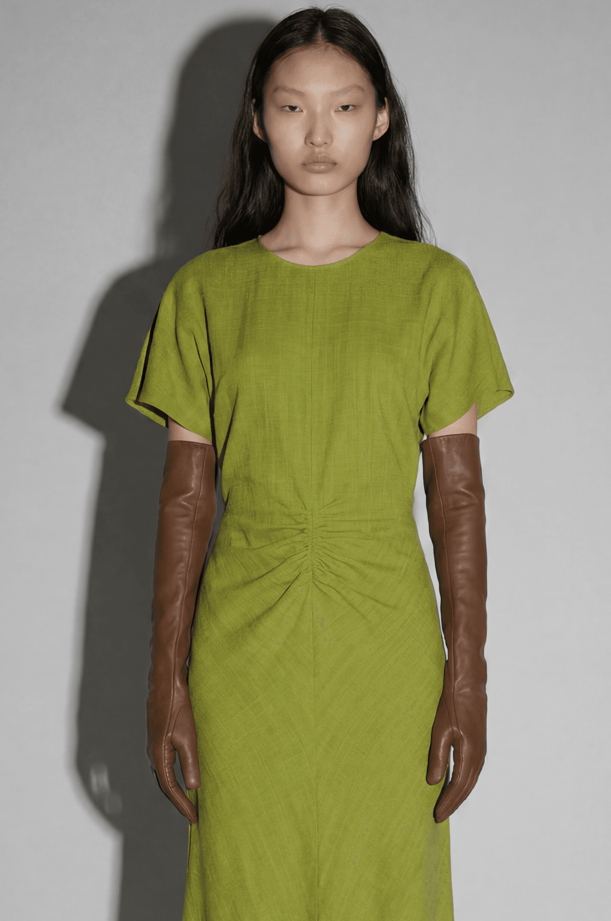 Vestido verde midi con volantes estilo invitada Victoria Mezzanotte Madrid
