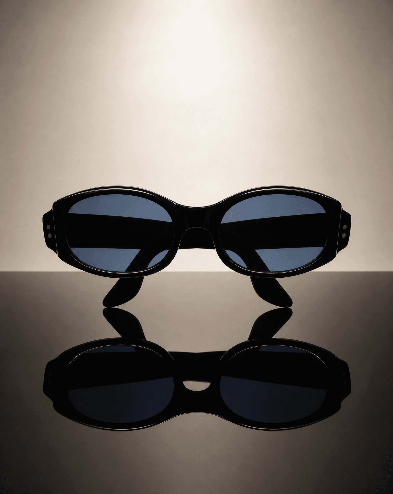 Archival vintage Gucci oval sunglasses with blue lenses, available at Mezzanotte Madrid.