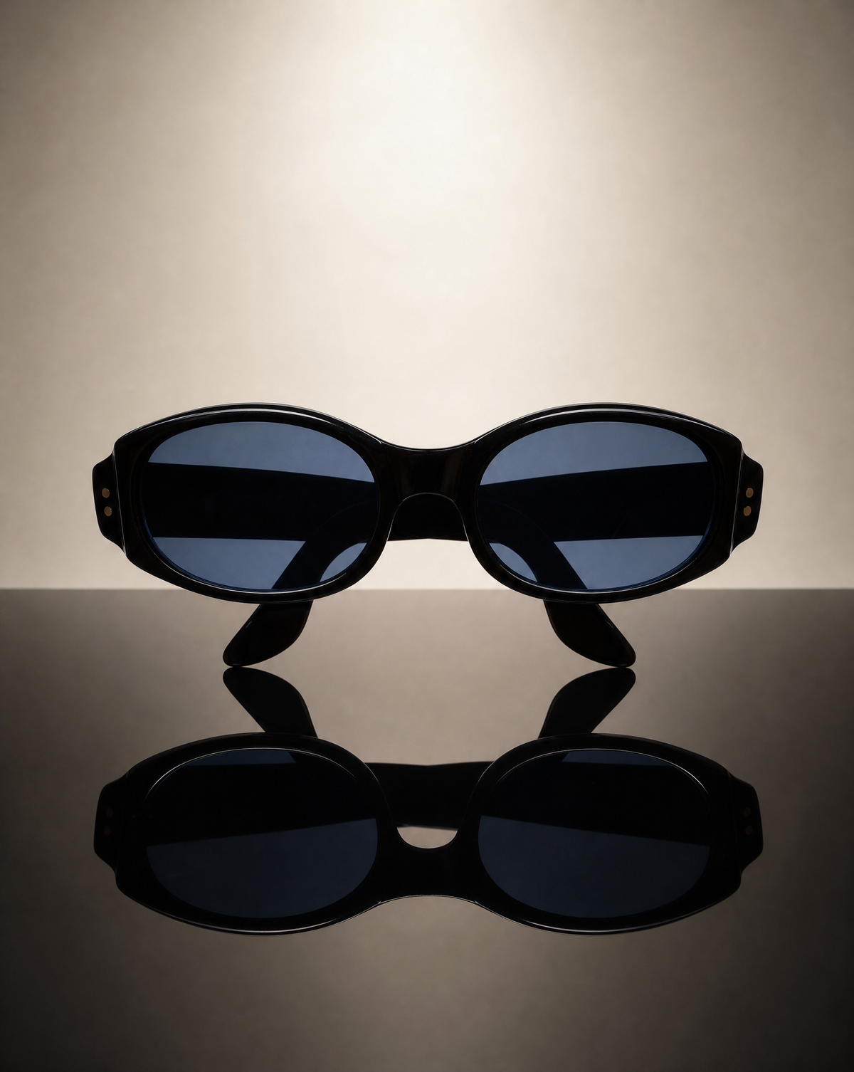 Archival vintage Gucci oval sunglasses with blue lenses, available at Mezzanotte Madrid.