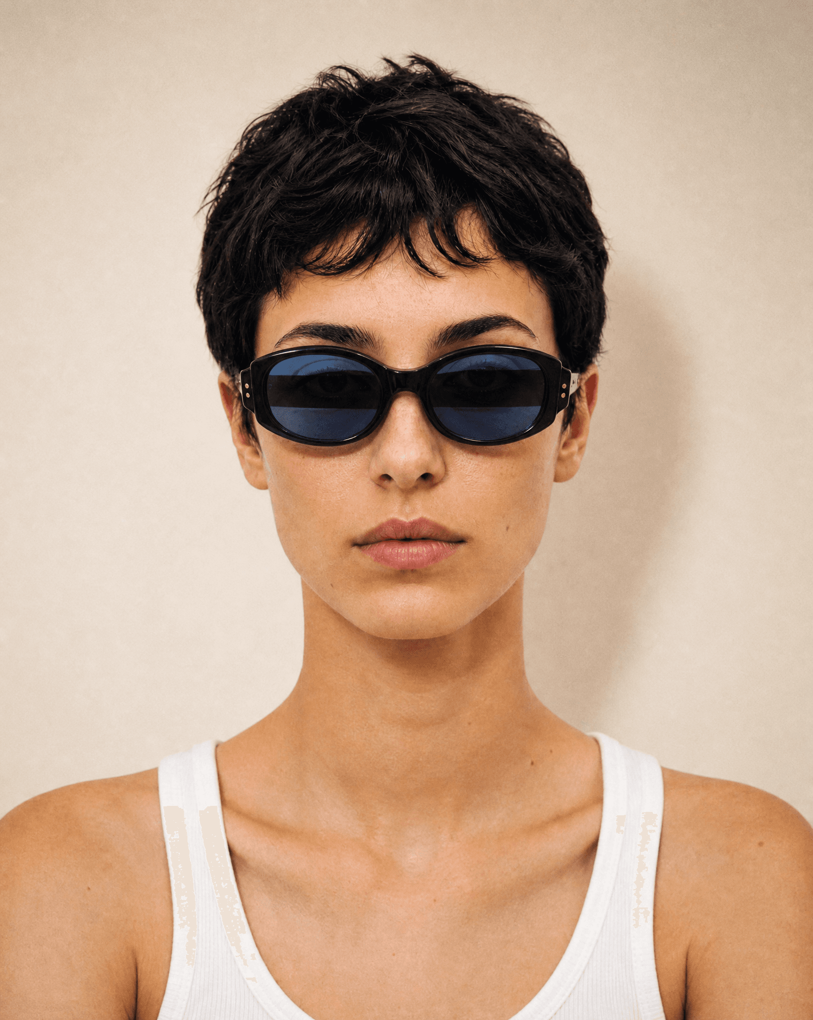 Archival vintage Gucci oval sunglasses with blue lenses, available at Mezzanotte Madrid