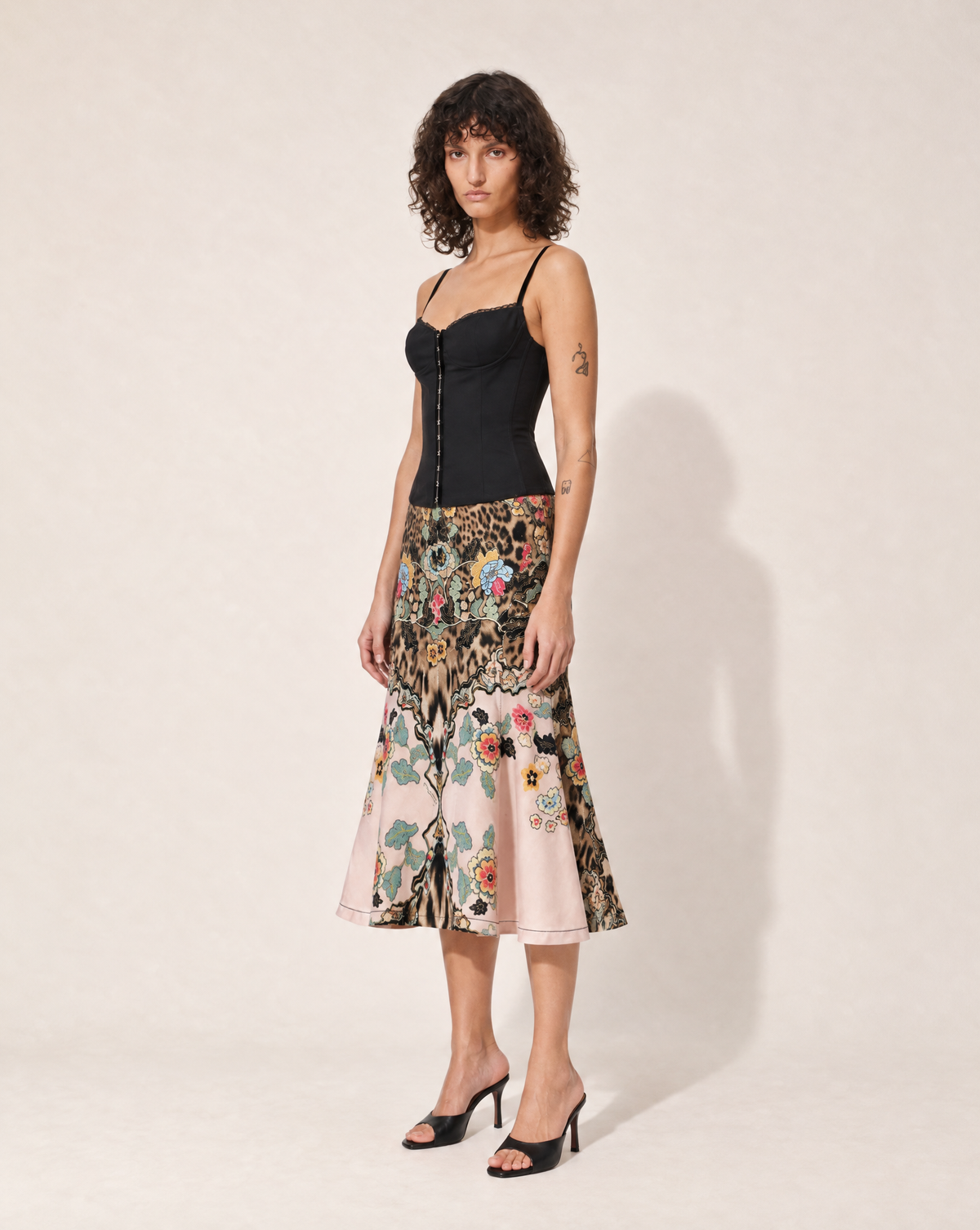 Shop this archival Roberto Cavalli Spring/Summer 2003 skirt at Mezzanotte Vintage. The collectible Y2K design features a pink leopard and chinoiserie print with a fitted shape and flared trumpet hem.