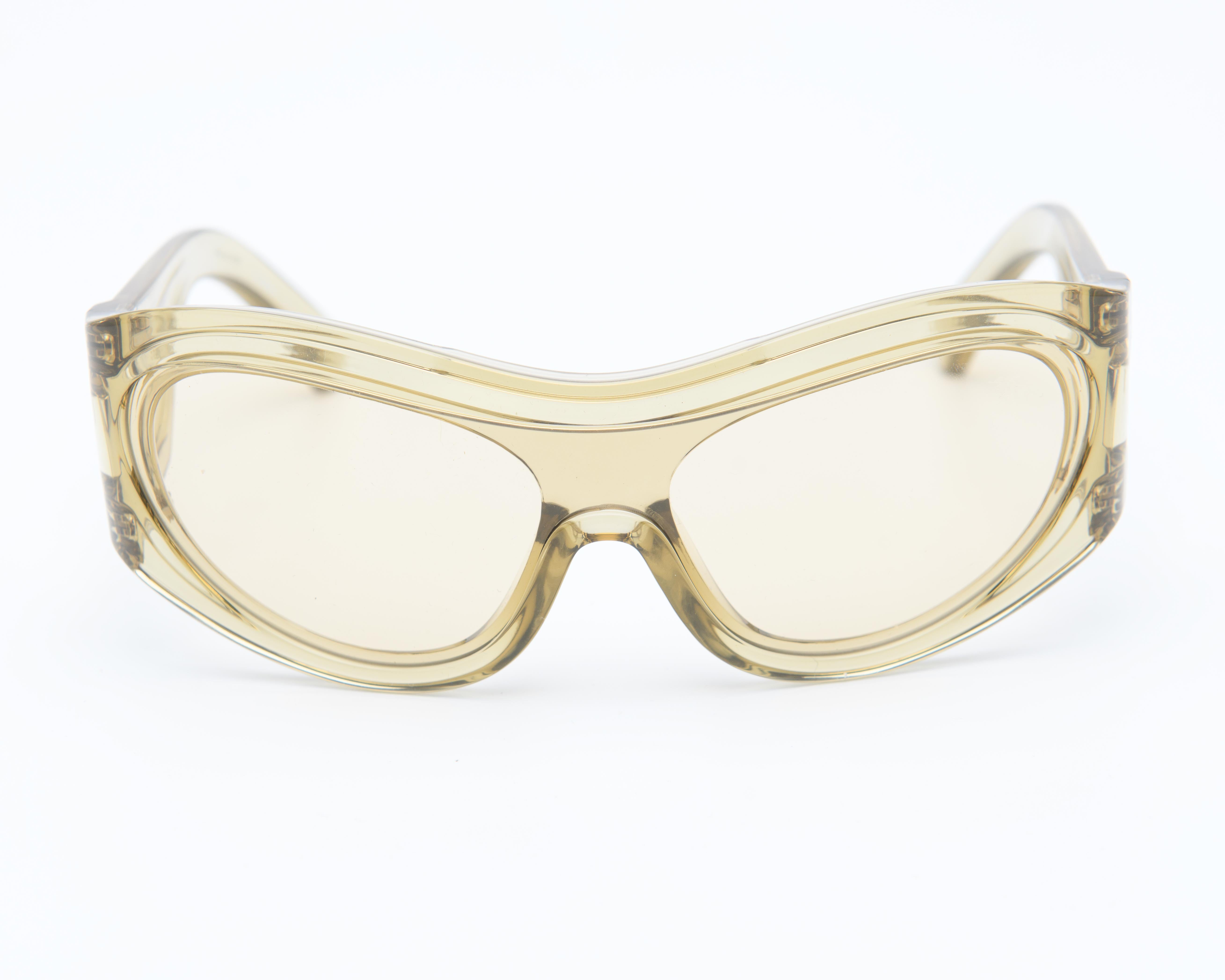 Transparent champagne shield sunglasses with wrap silhouette and tinted lenses | Burberry 2025 eyewear