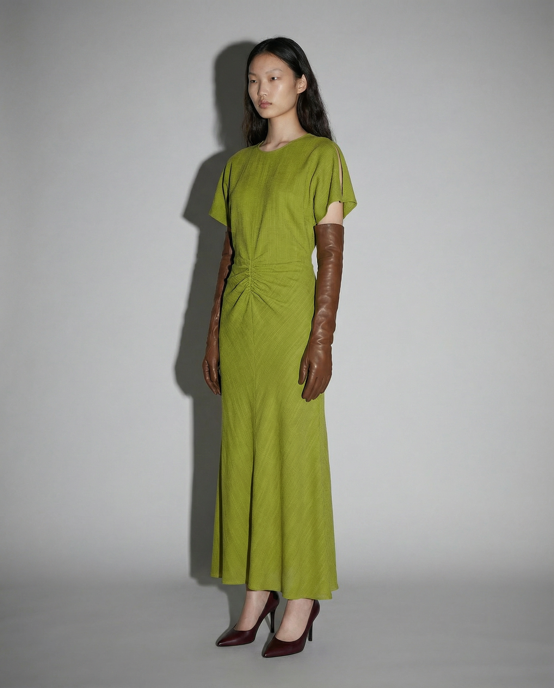 Vestido midi verde con detalle de volantes look invitada boda Madrid
