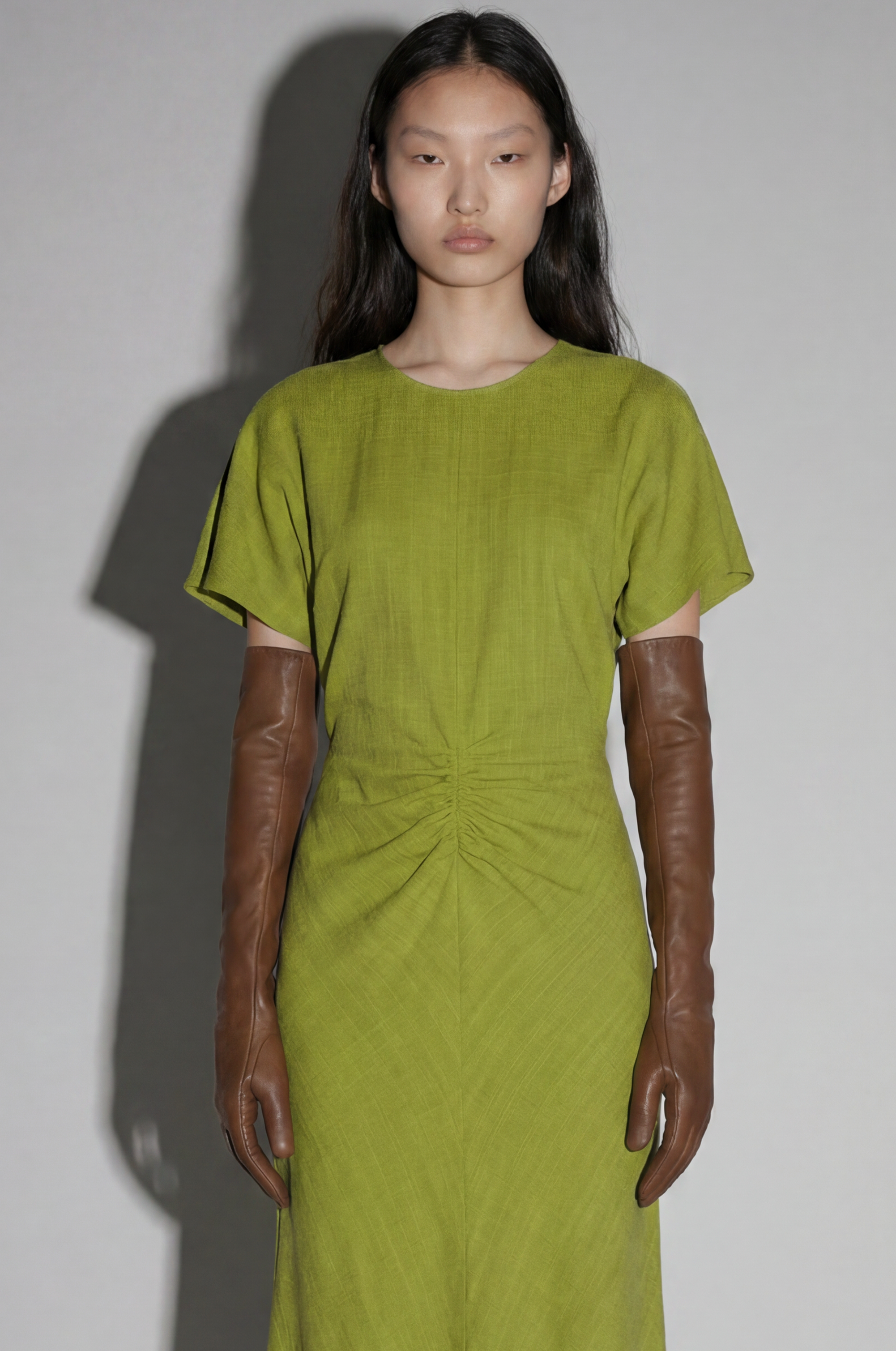 Vestido verde midi con volantes estilo invitada Victoria Mezzanotte Madrid