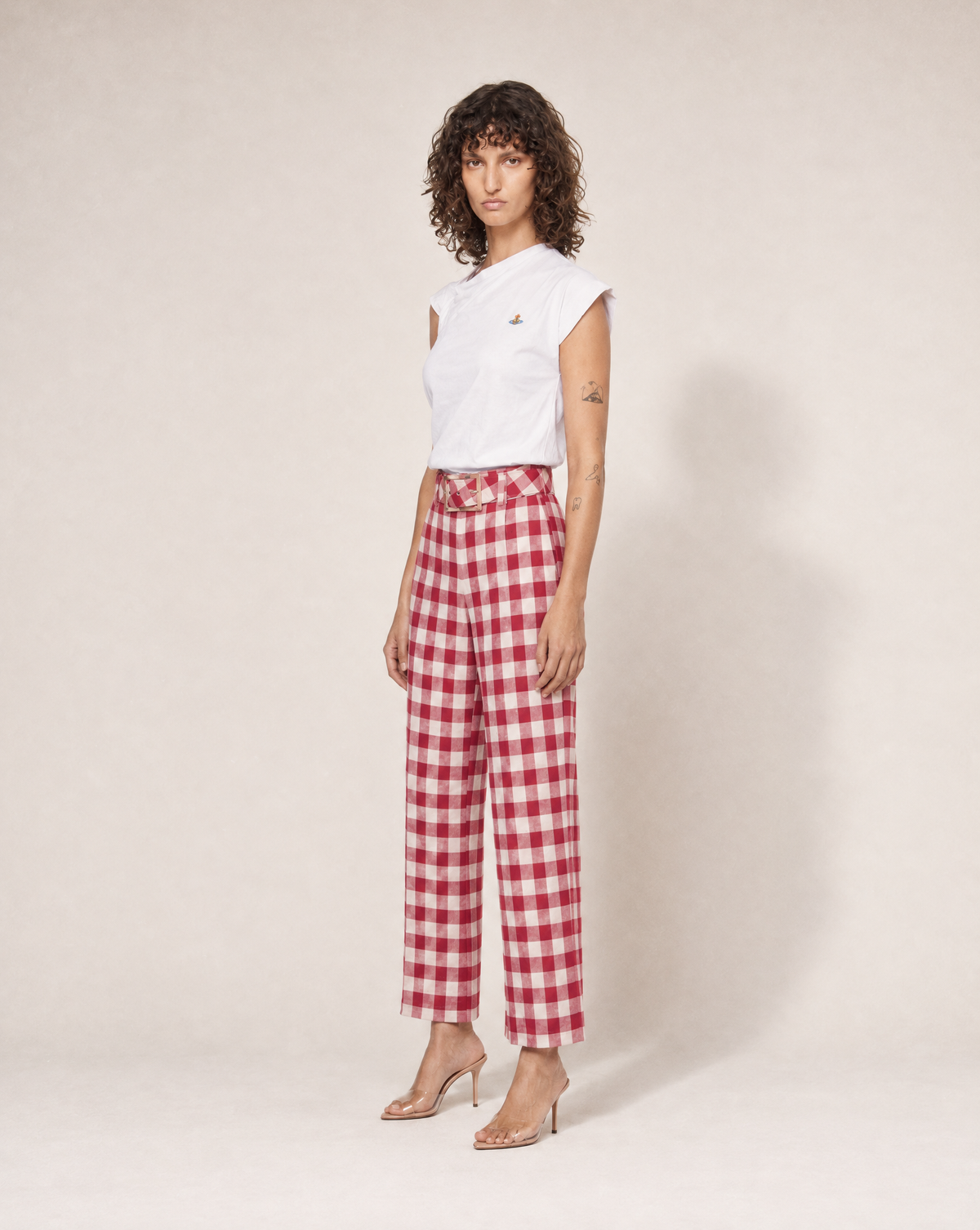 Shop these 1990s vintage Moschino trousers at Mezzanotte Vintage. The red-and-white gingham, high-rise waist and oversized matching bow belt make them a playful collectible from Franco Moschino’s era.