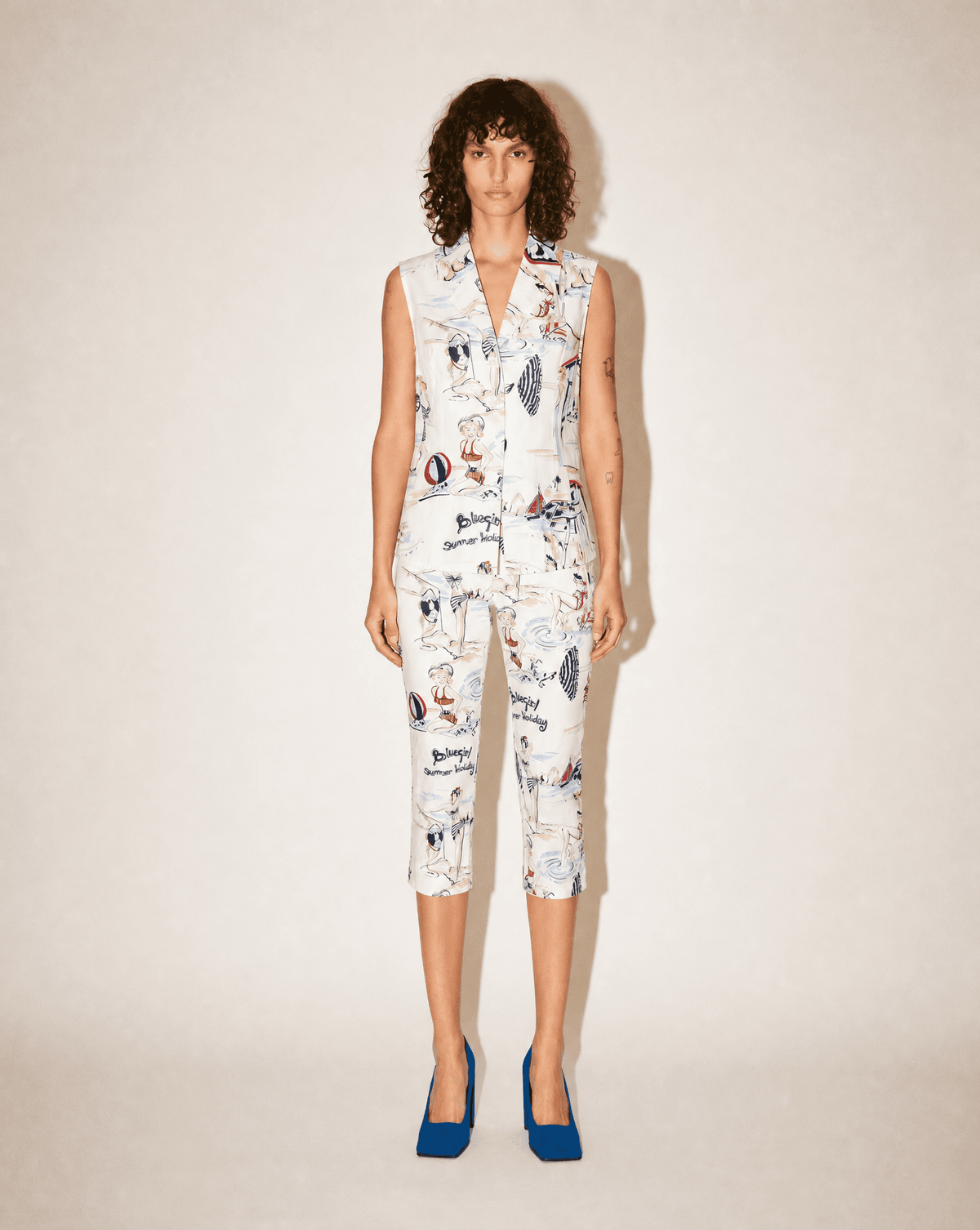 Rare Blugirl by Blumarine 2000s Summer Holiday cropped pants. Rent in Madrid or buy across Europe at Mezzanotte.