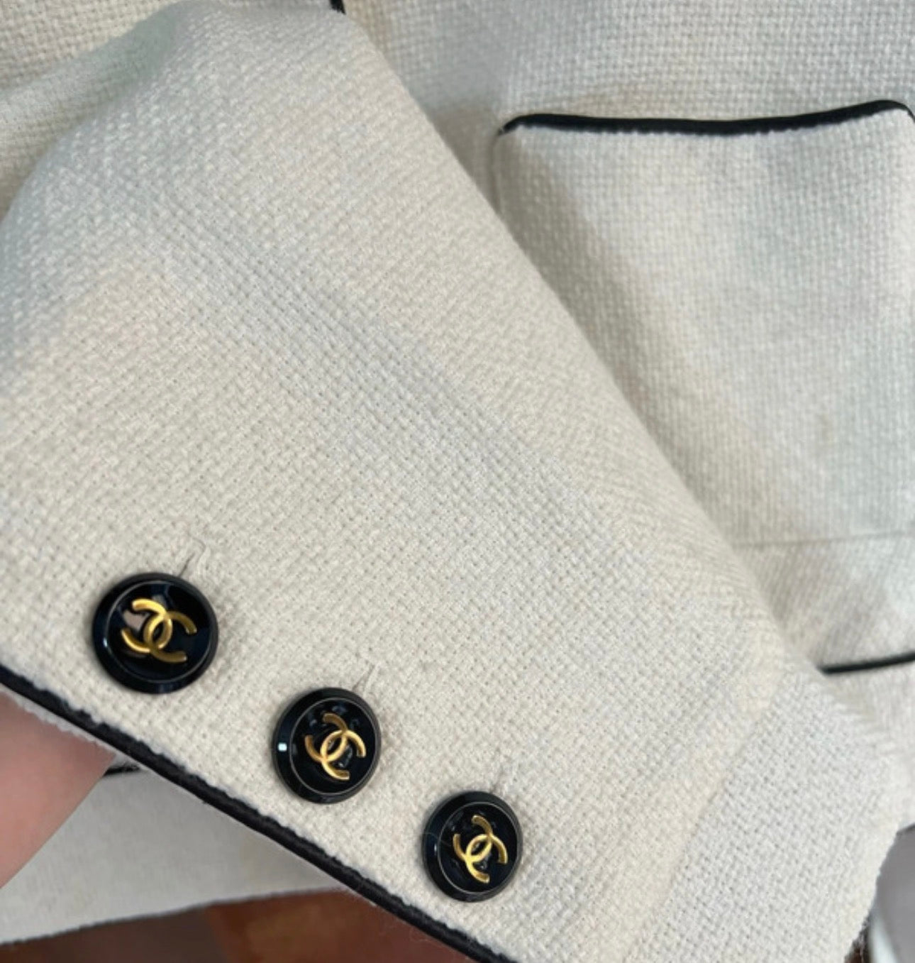 Luxury designer rental in Madrid: Chanel archival jacket by Mezzanotte.